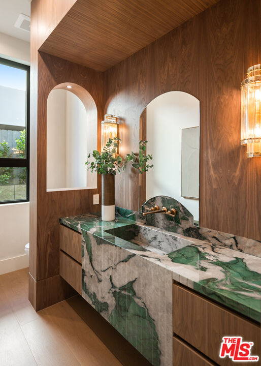 Building Photo - 565 Toyopa Dr