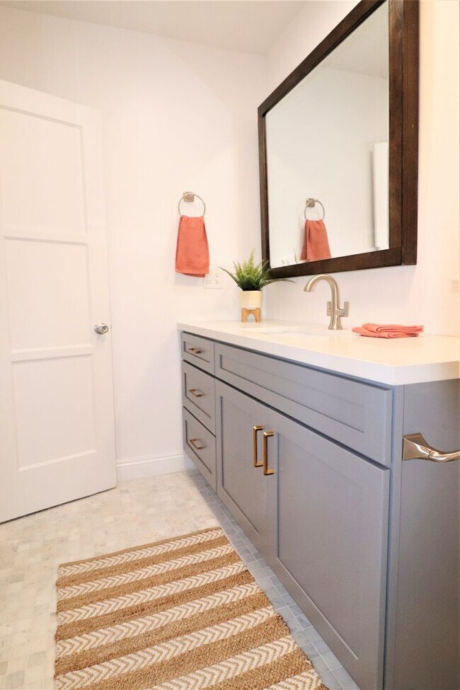 Building Photo - 1230 N Hollywood Way