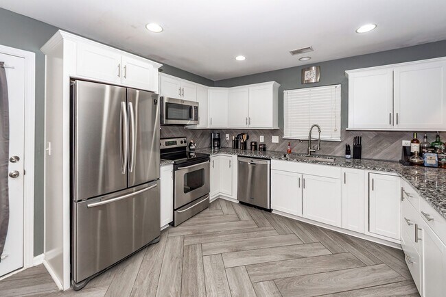 Building Photo - 7988 Shadow Oak Dr