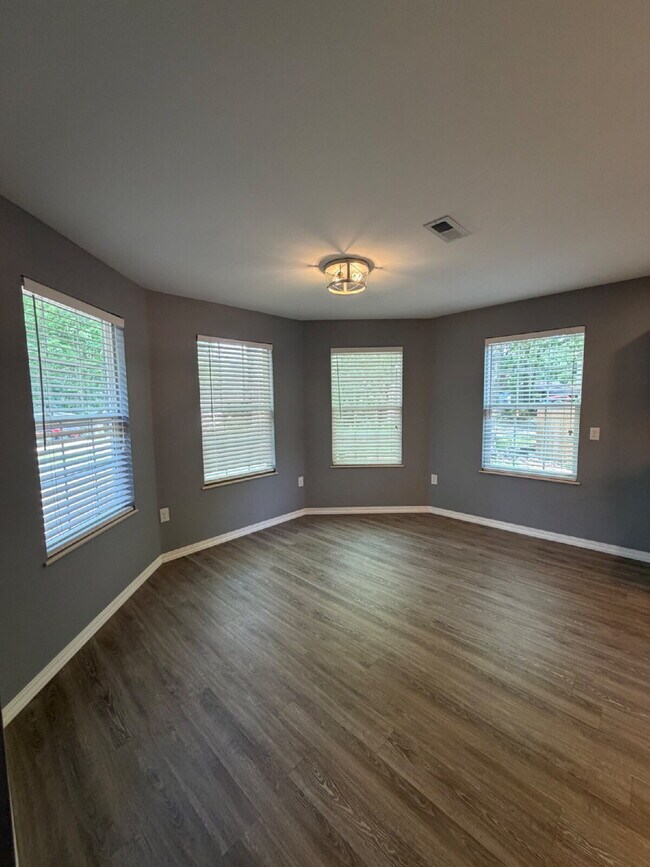 Building Photo - 1270 Skyview Dr