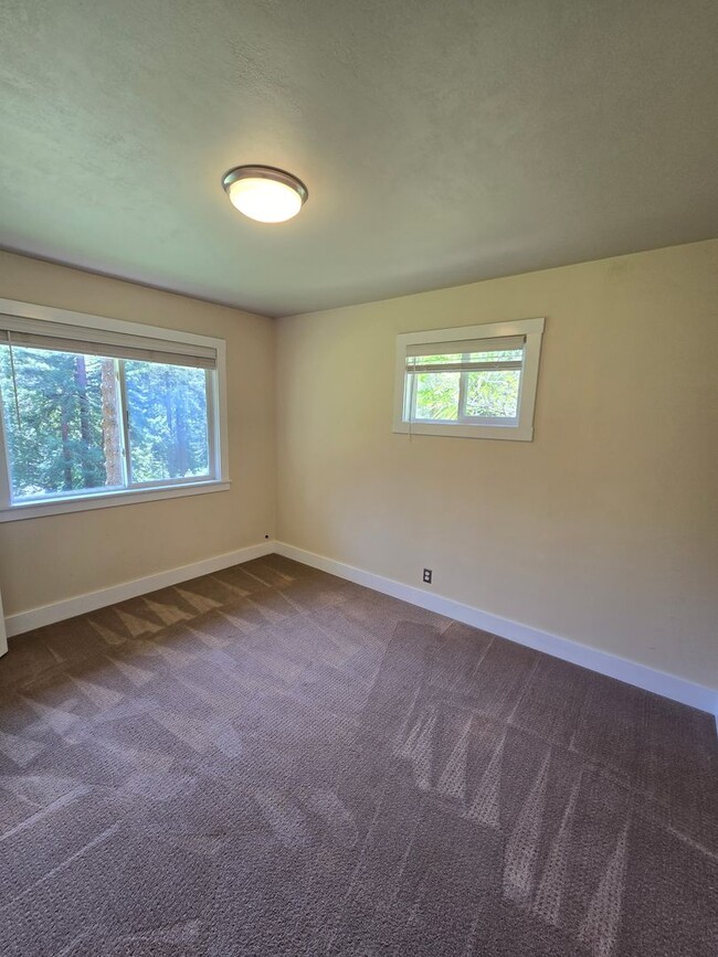 Building Photo - Large and stunning home in rural Sebastopol!