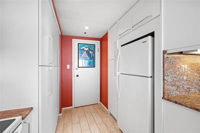 Building Photo - 601 Longboat Club Rd