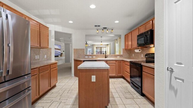 Building Photo - 600 Planters Pass