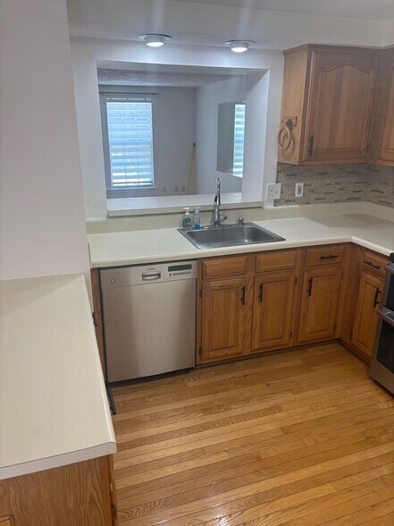 Passway in Kitchen looking into Livingroom - 8974 Chesapeake Lighthouse Dr