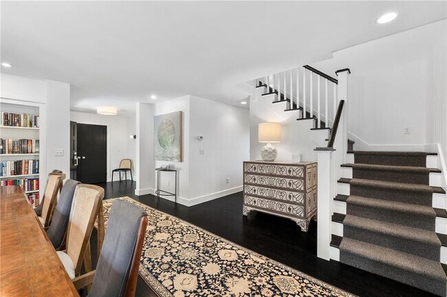 Building Photo - 118 Howland Ave