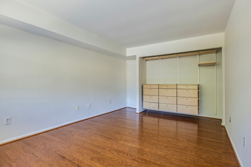 Building Photo - 1643 Parkcrest Cir