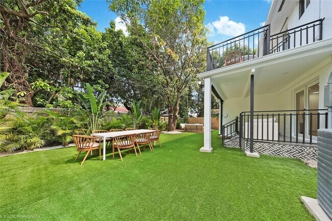 Building Photo - 871 NE 81st St