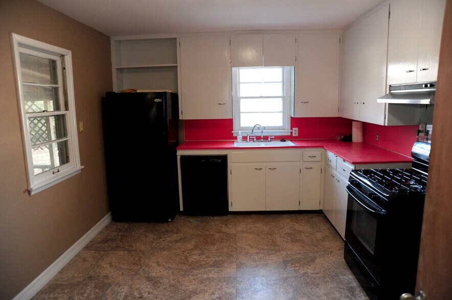 Kitchen - 1233 West Brooks Street