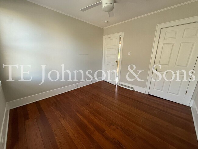 Building Photo - Charming 3BR Home with Fenced Yard, Hardwood Floors and Classic Built Ins