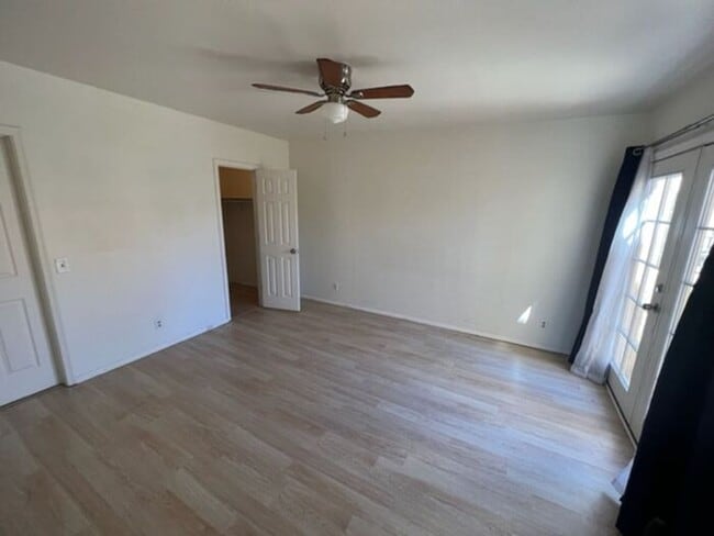 Building Photo - One Bedroom Condo on River!!