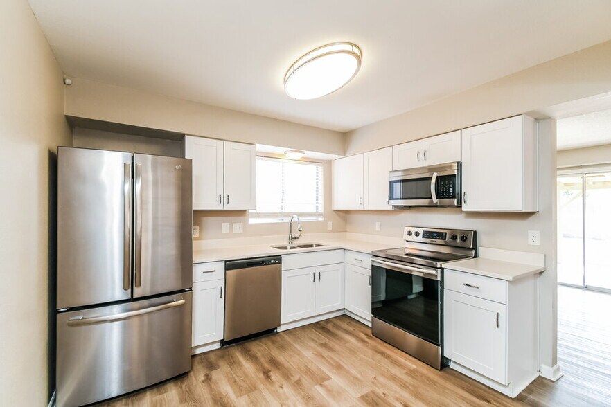 Building Photo - 664 S Robin Ln