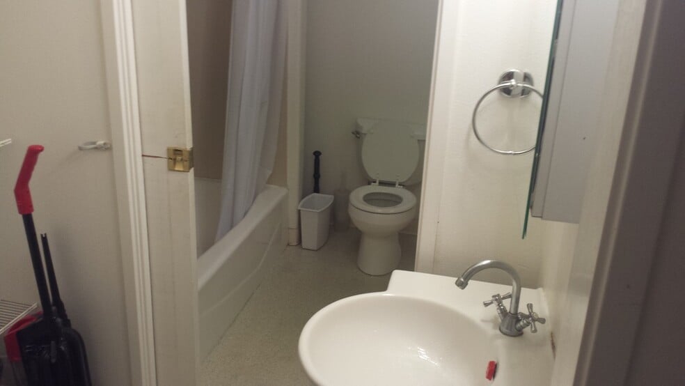 Bathroom - 1801 University Ave