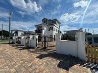 Building Photo - "Discover Coastal Comfort: Spacious 3-Bed, 3-Bath Oasis on Palm Avenue!"