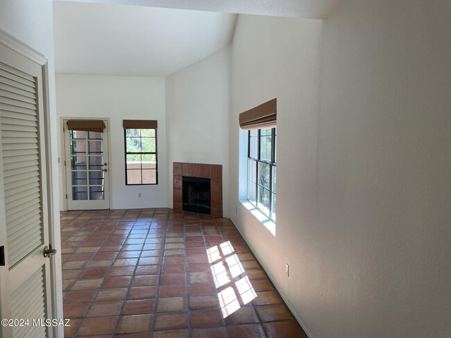 Building Photo - 5380 N Calle Del Rocio