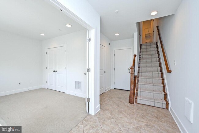 Building Photo - 8337 Looking Glass Way
