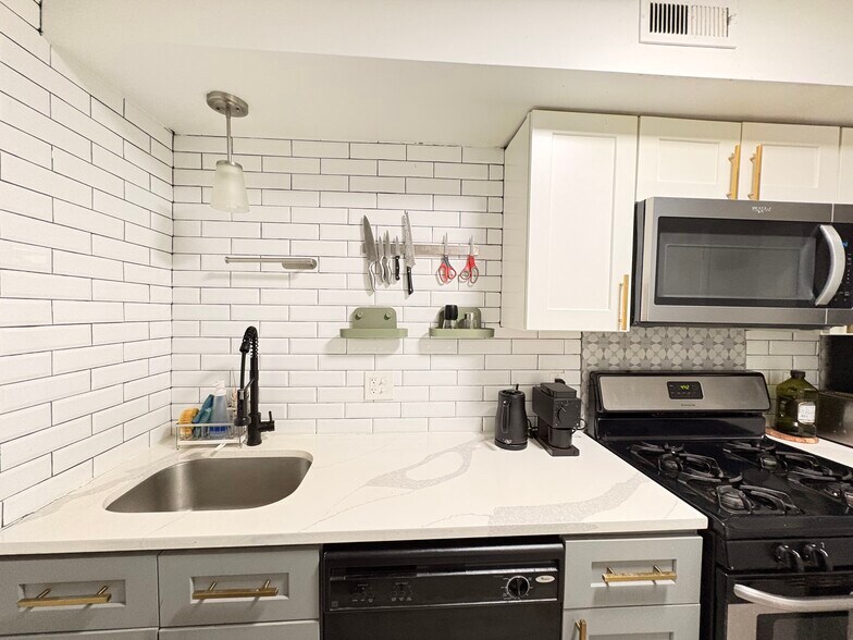 Building Photo - 5737 Hobart St