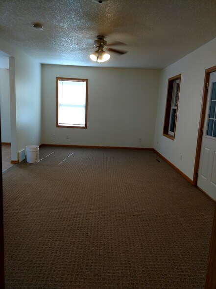 Living Rm looking East - 911 Johnson St