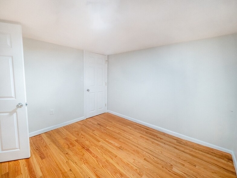 Building Photo - 12 Adella Pl