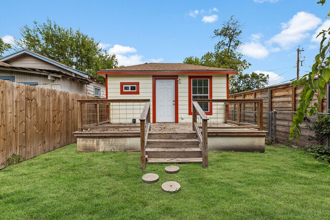 Building Photo - 330 Gem Ln