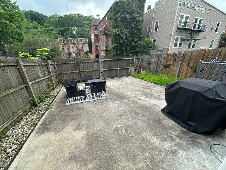 Backyard - 2283 Loth St