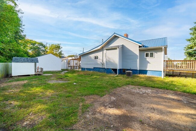 Building Photo - 465 Brehl Ave