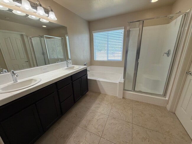 Building Photo - Spacious 3-Bedroom Home in the Desirable U...