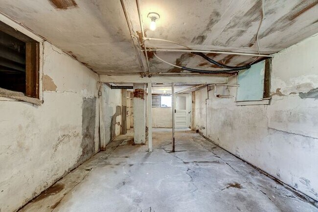 Building Photo - 2/1 Bright and Cheery Home Right Off Downtown!