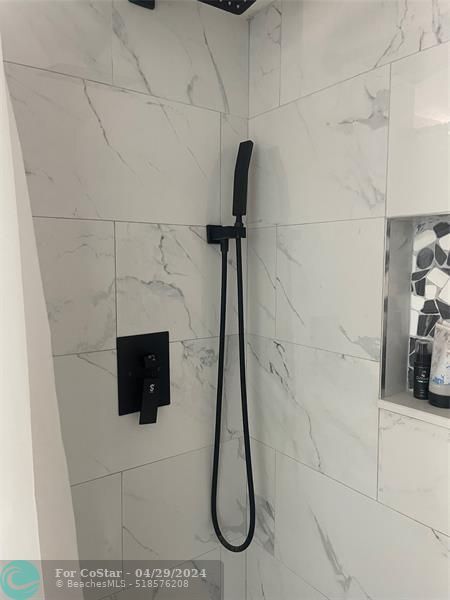 Building Photo - 111 Royal Pk Dr