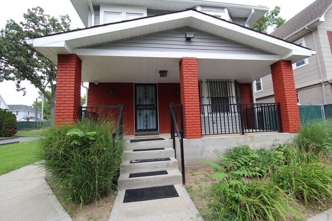 Building Photo - 3215 Charlotte St