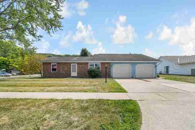 Primary Photo - 657 E Crest Dr