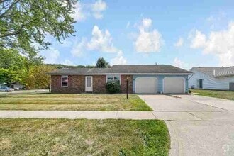Building Photo - 657 E Crest Dr