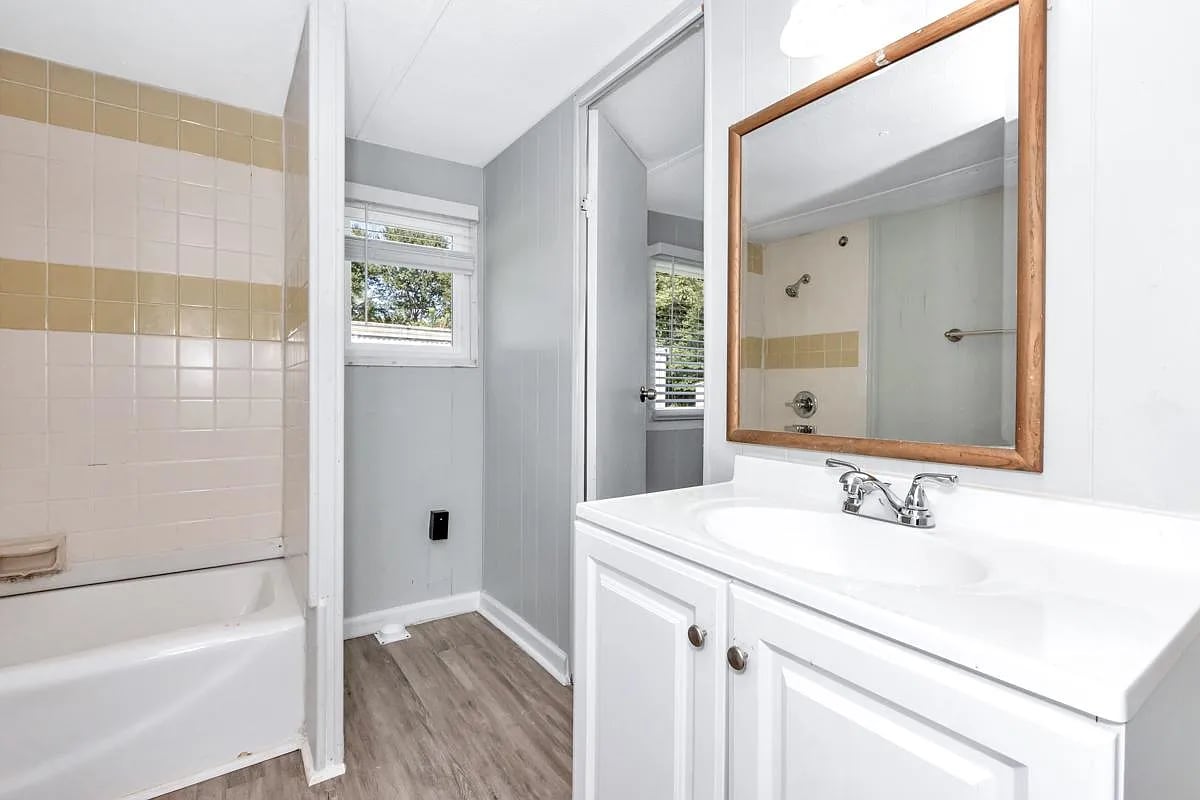 Building Photo - 415 W Limestone Rd