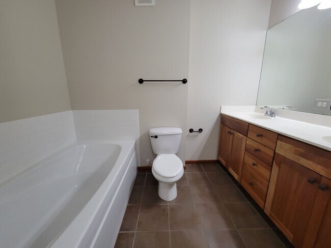 Building Photo - Spacious 2 Br/2Ba Condo w/1500 sq ft in Heart of St Louis Park! 2 Heated parking spots included!