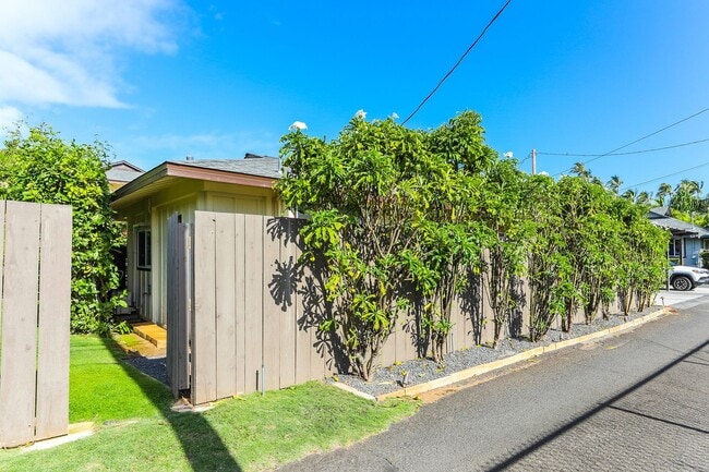 Building Photo - Kahala Avenue Beachside -  1 minute walk to beach  Recently remodeled w/fenced yard. 1 bdrm, 1 ba...