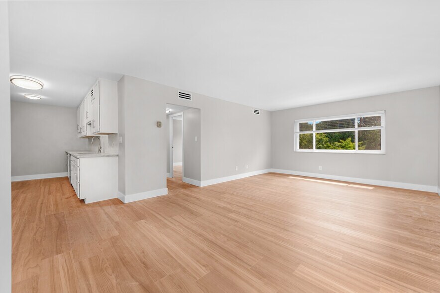 Living Room - 20333 Detroit Rd
