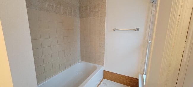 Building Photo - 2815 N Shore Dr