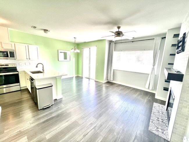 Building Photo - Move-In Ready Puyallup Townhome – Central Location, Easy Commute