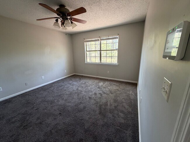 Building Photo - 812 Ridgewood Way