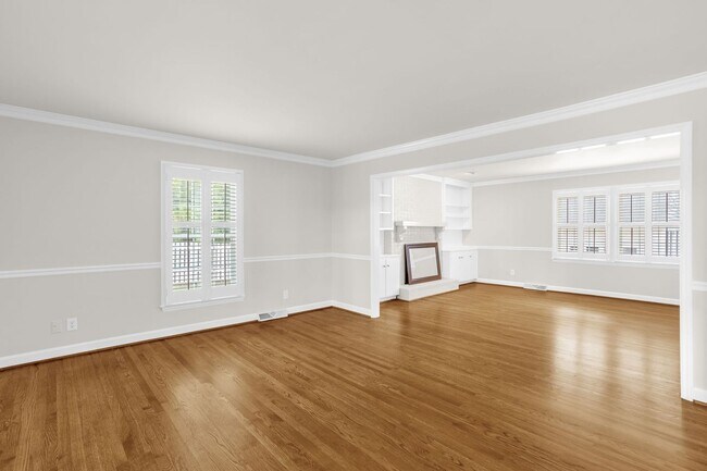 Building Photo - Classic Country Club Elegance