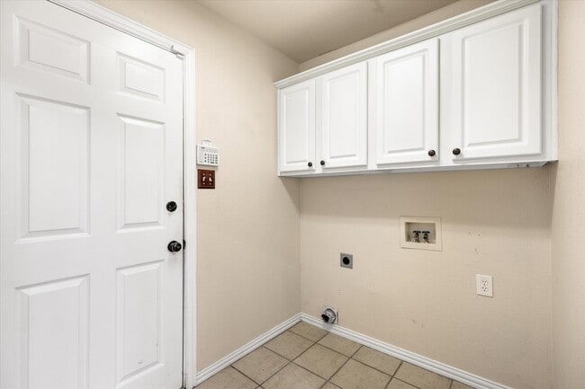 Building Photo - 8013 Springmoss Dr