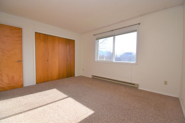Building Photo - Top Floor Large 2 bedroom 1 bathroom apart...