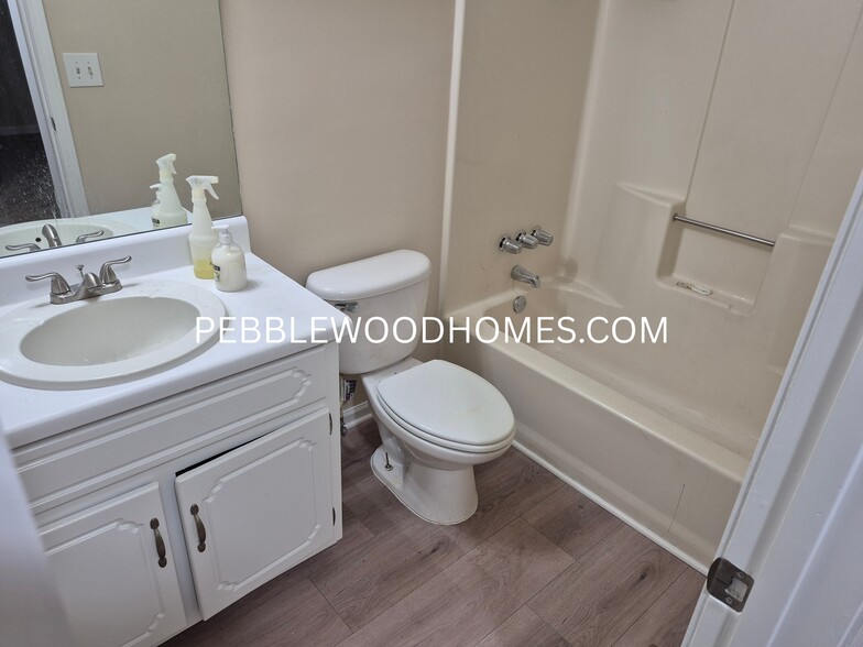 Hall bathroom - 2599 Candler Way SW