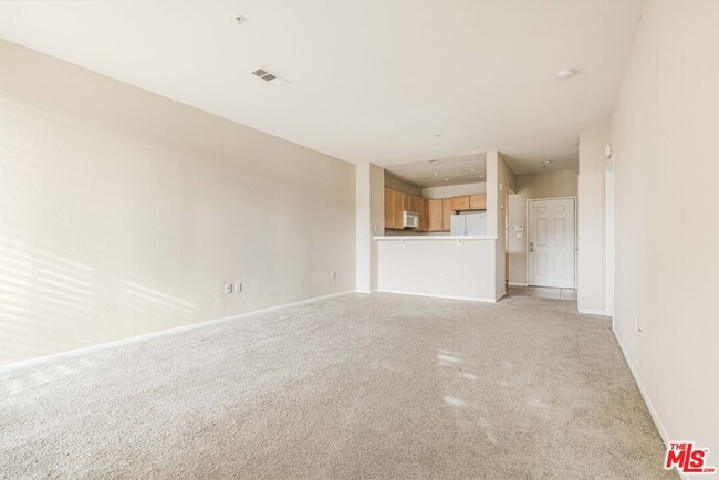 Building Photo - 6400 Crescent Prk E