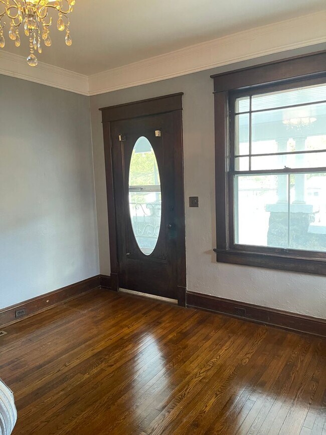 Building Photo - ?? COMING SOON ?? Charming 3 Bed / 1 Bath ...