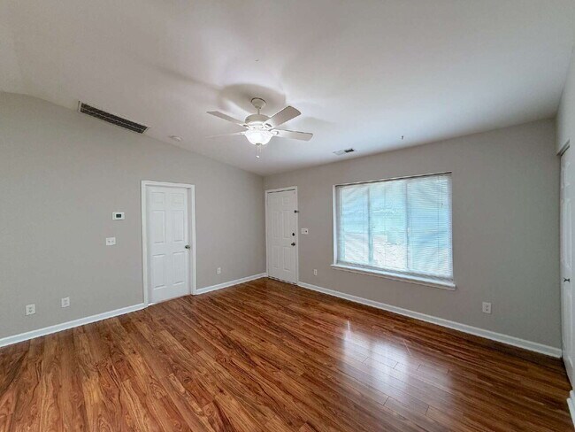 Building Photo - Charming 3 Bedroom Home in Raleigh!