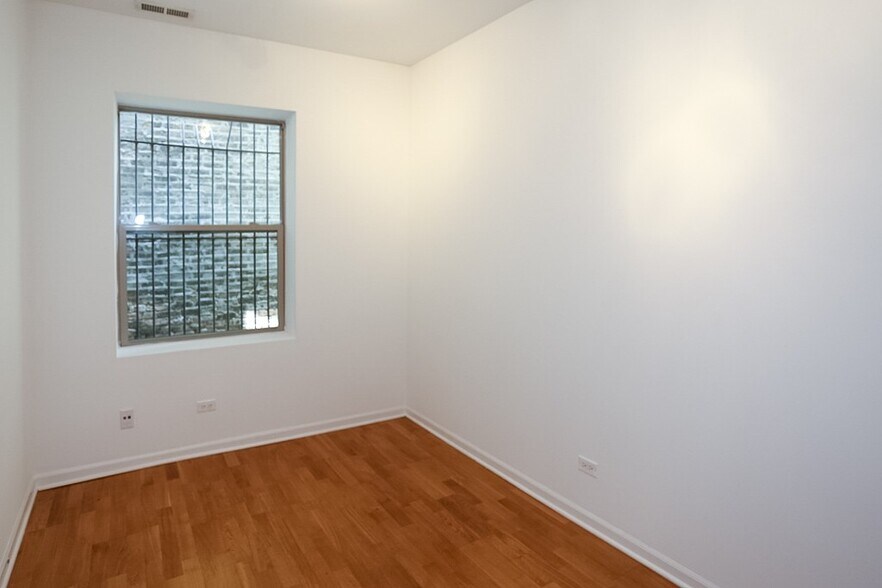 Building Photo - 5054 N Winthrop Ave