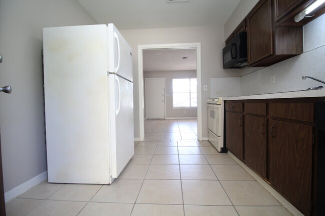 Building Photo - Affordable 2BR Duplex Near UWF — All Tile,...