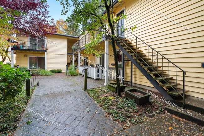 Building Photo - Charming Upstairs 2BD/1BA in the Heart of Multnomah Village- Water, Sewer & Garbage Included!