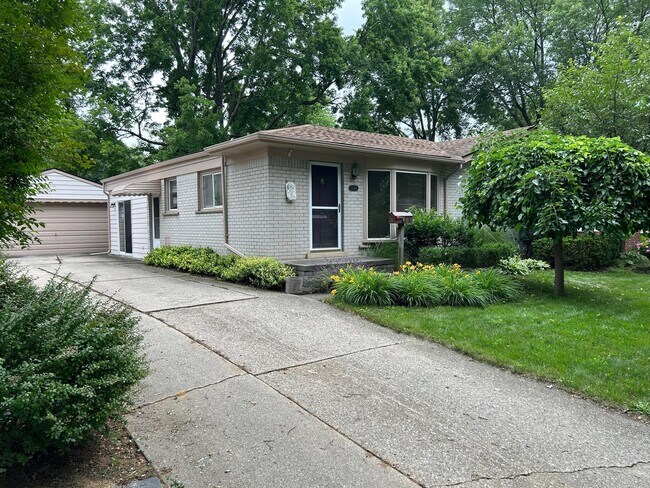 Building Photo - 1354 Catalpa Dr