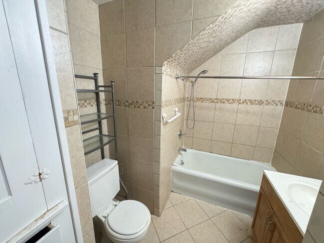 Building Photo - Close to Downtown! Includes washer and dryer